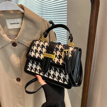 Известна марка за дизайнерски чанти за жени 2022 Корейската версия на квадратна чанта с широк пагон, модерна чанта-месинджър с Жокер на рамото