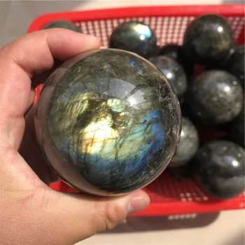 Натурален кристална топка от labradorite, с различни осветление, повърхност ще са различни блестящи цветове